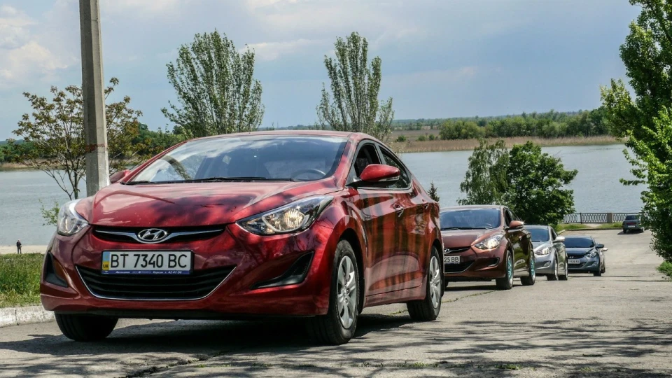 Hyundai Elantra brilliant red 2