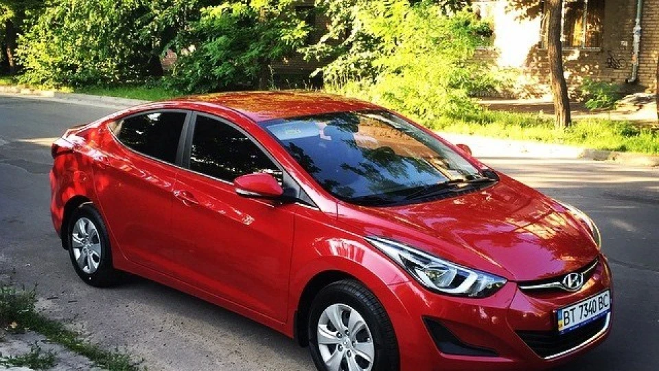 Hyundai Elantra brilliant red 3