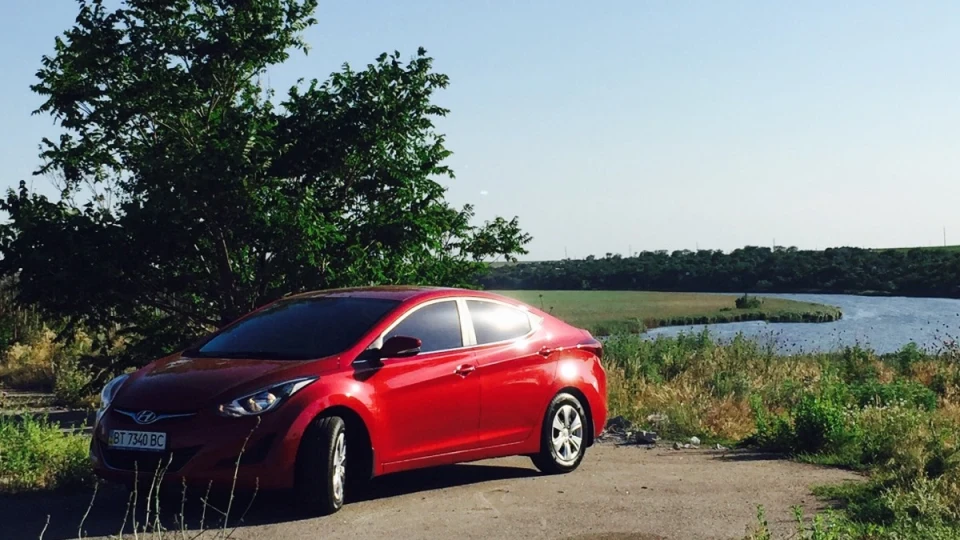 Hyundai Elantra brilliant red 4