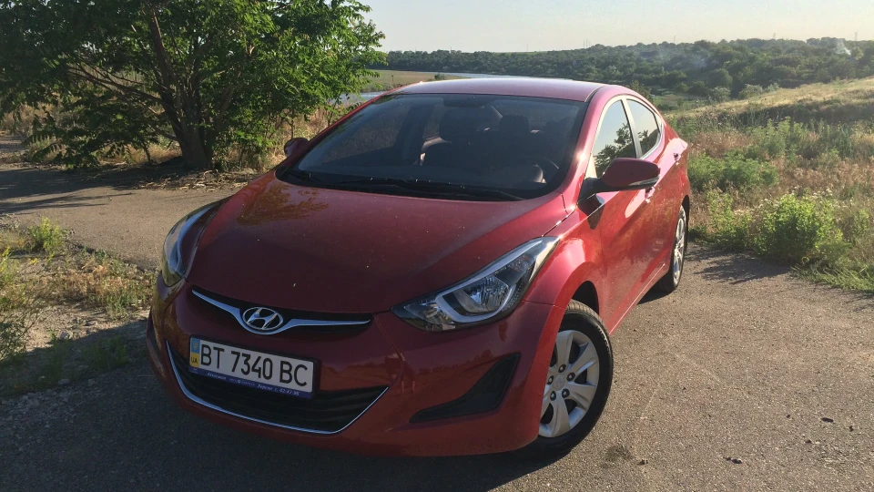 Hyundai Elantra brilliant red 5