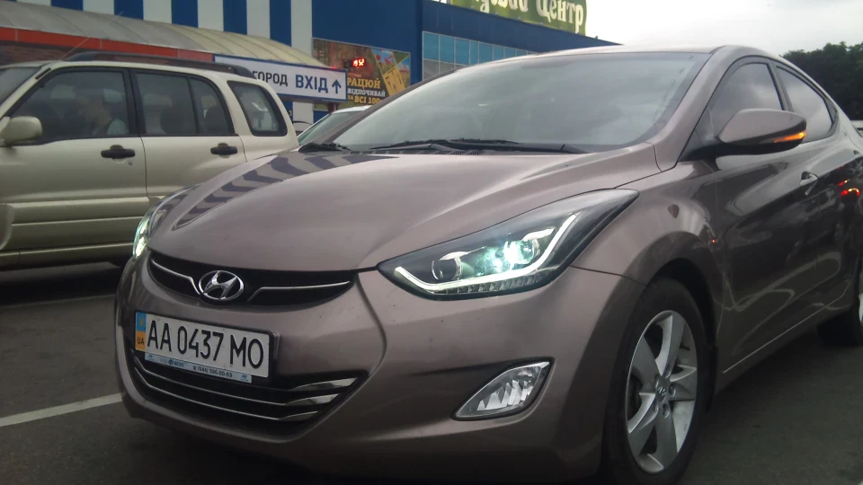 Hyundai Elantra бронзовий 2
