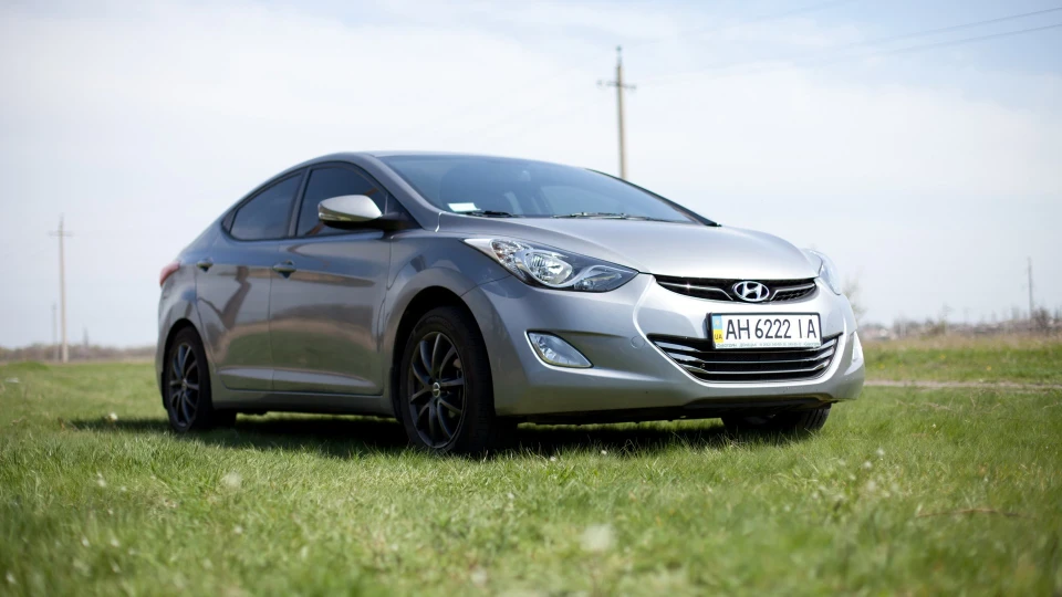 Hyundai Elantra Сіра Чарівниця