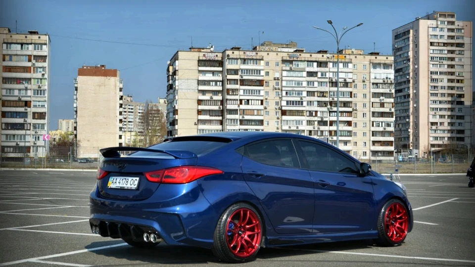 Hyundai Elantra вище трави ;) 5
