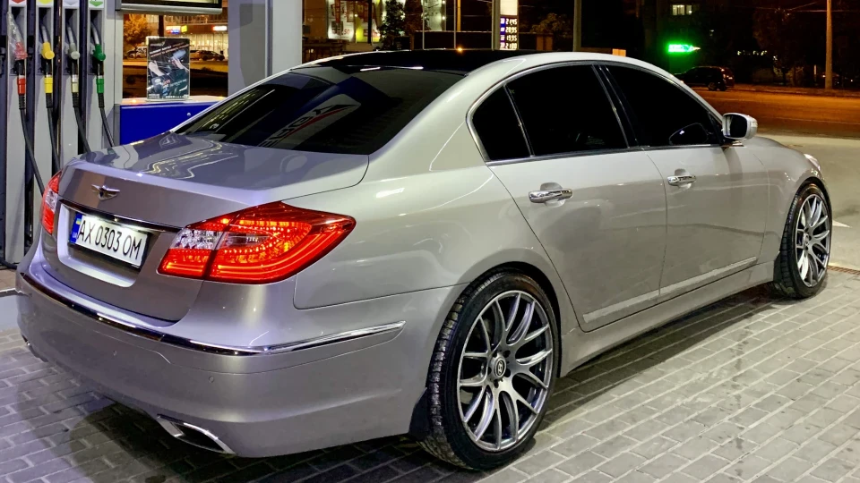 Hyundai Genesis _Сірий Кардинал_
