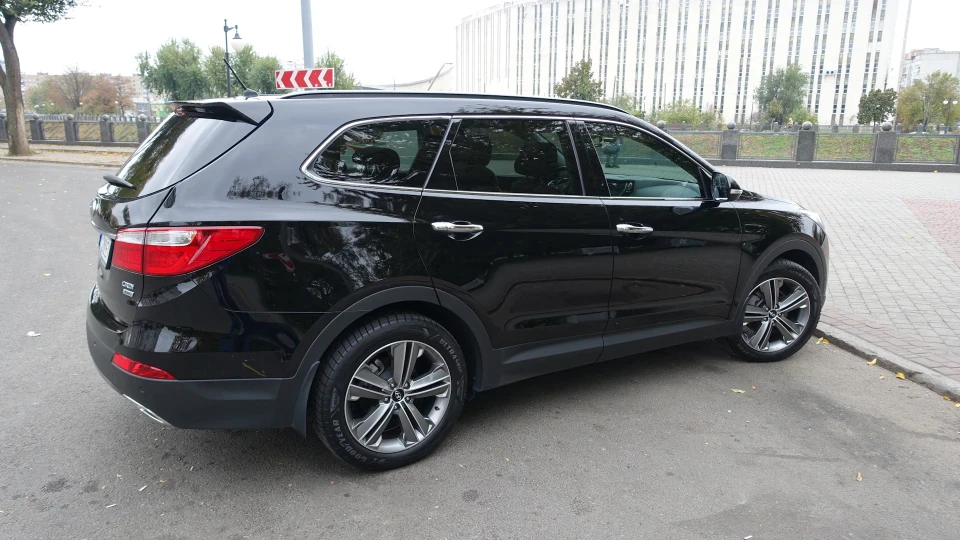 Hyundai Grand Santa Fe Black Pearl 2