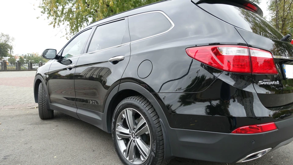 Hyundai Grand Santa Fe Black Pearl 3