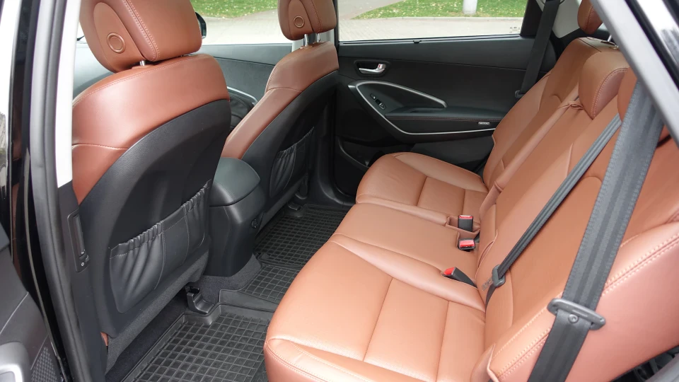 Hyundai Grand Santa Fe Black Pearl 5
