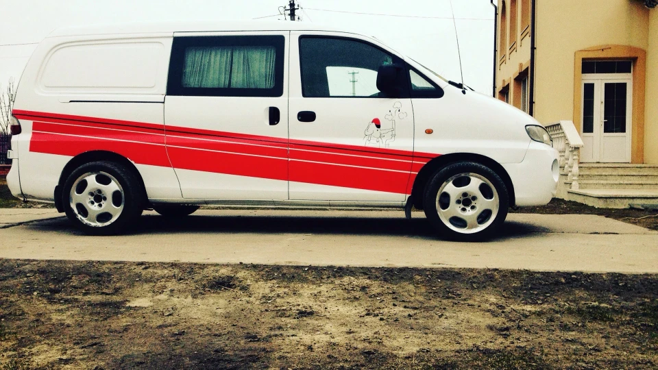 Hyundai H-1 2
