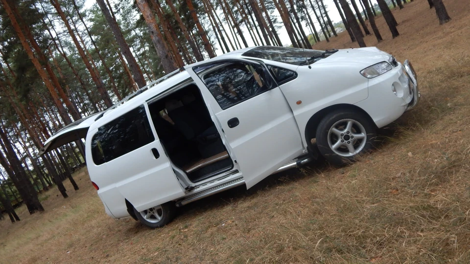 Hyundai H-1 4
