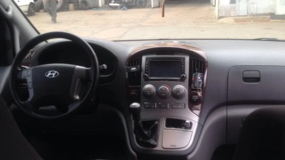 Hyundai H-1 4