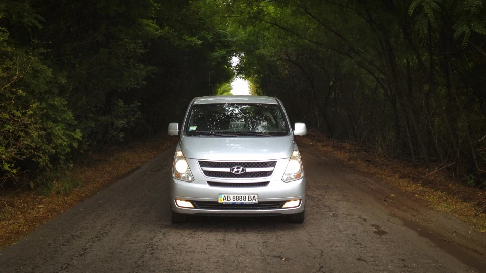 Hyundai H-1 2