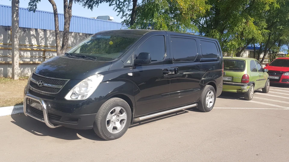Hyundai H-1 2