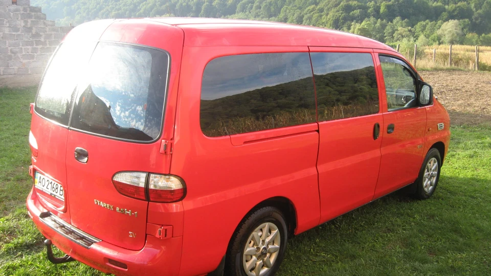 Hyundai H-1 2