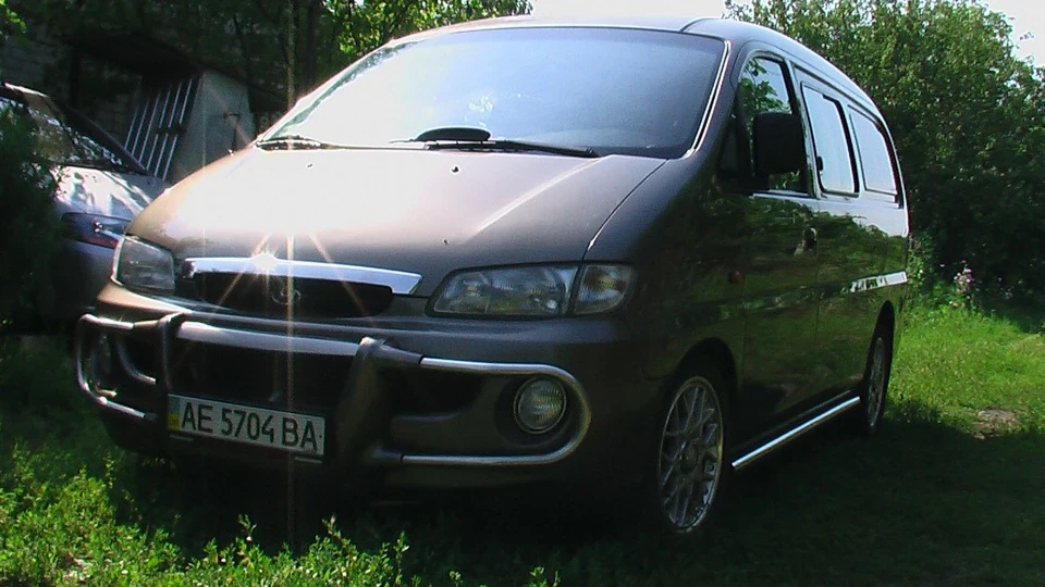 Hyundai H-1 2.5 TDI 4