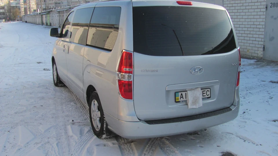 Hyundai H-1 Grand Starex 3