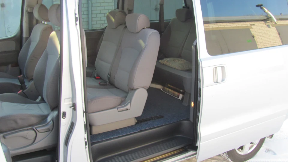 Hyundai H-1 Grand Starex 4