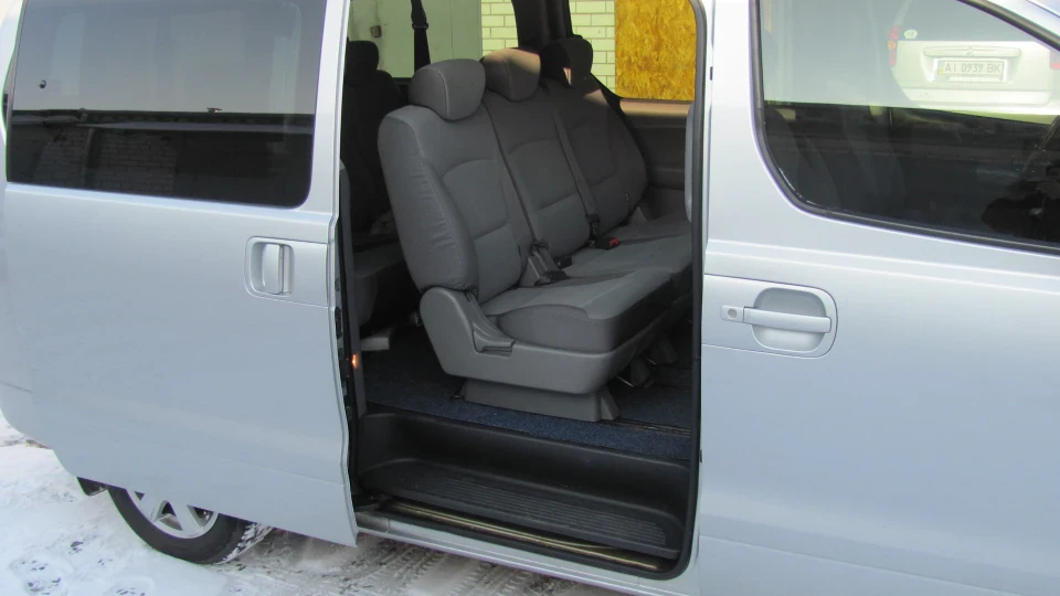 Hyundai H-1 Grand Starex 5