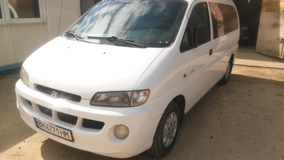 Hyundai H-1 H200 pass 4