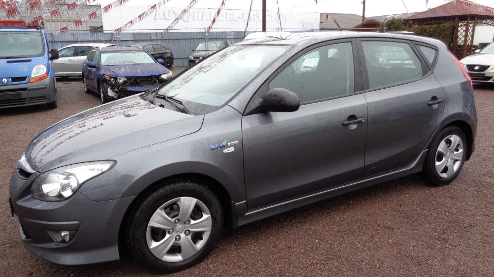 Hyundai i30 blue drive