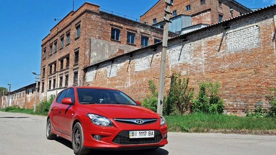 Hyundai i30 Яскраво червоне 2