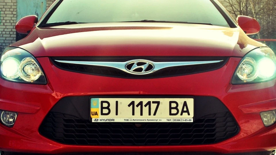Hyundai i30 Яскраво червоне 5