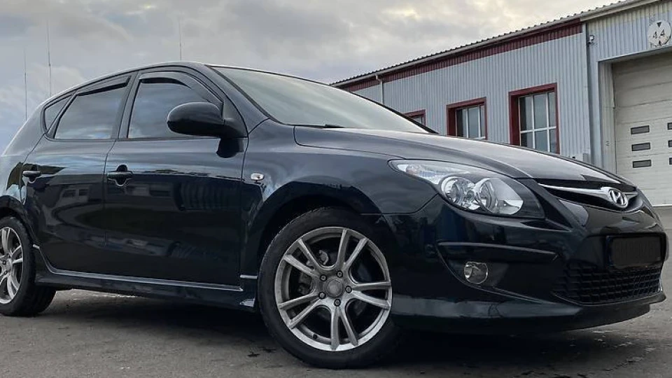 Hyundai i30 Stone Black Blue drive