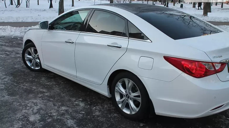 Hyundai Sonata Блонда у червоному