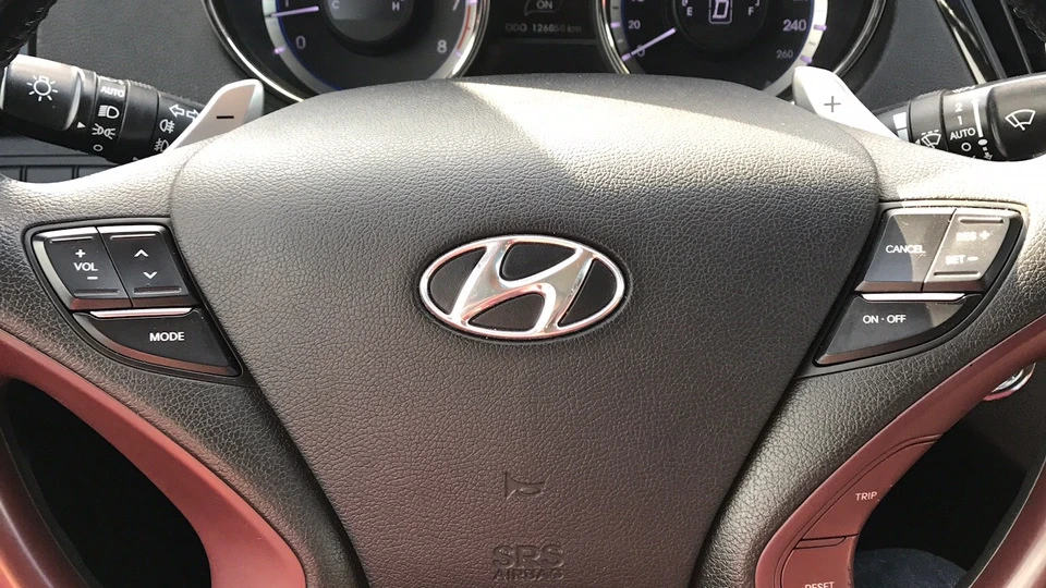Hyundai Sonata Блонда у червоному 2