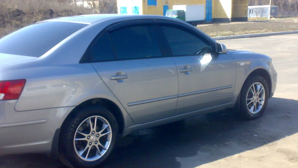 Hyundai Sonata сріблястий металік 2,0 2