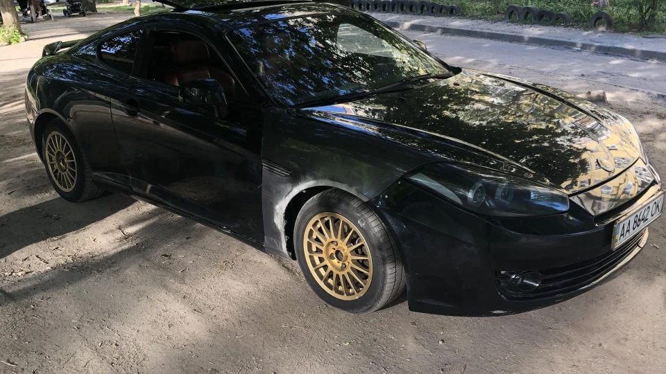 Hyundai Tiburon 2.7 GT 3