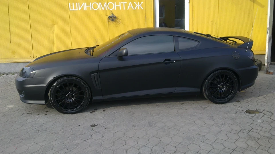 Hyundai Tiburon maximum black 5