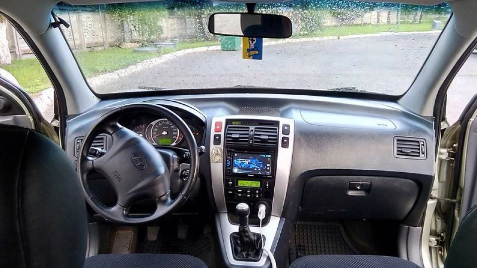Hyundai Tucson 2 літри, на ручці, 4WD 5