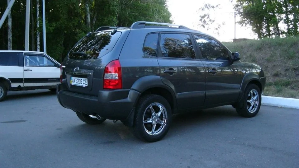 Hyundai Tucson мокрий асфальт