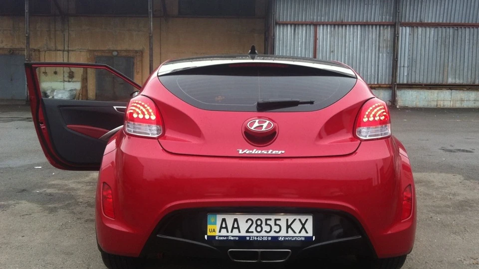 Hyundai Veloster VELOSTER-RED SHARK 3