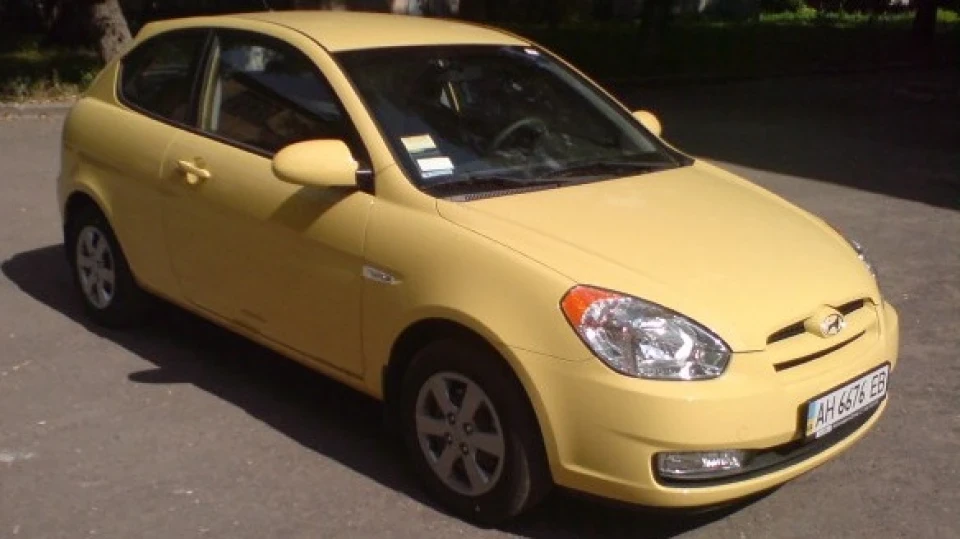Hyundai Verna жовта Пікачу