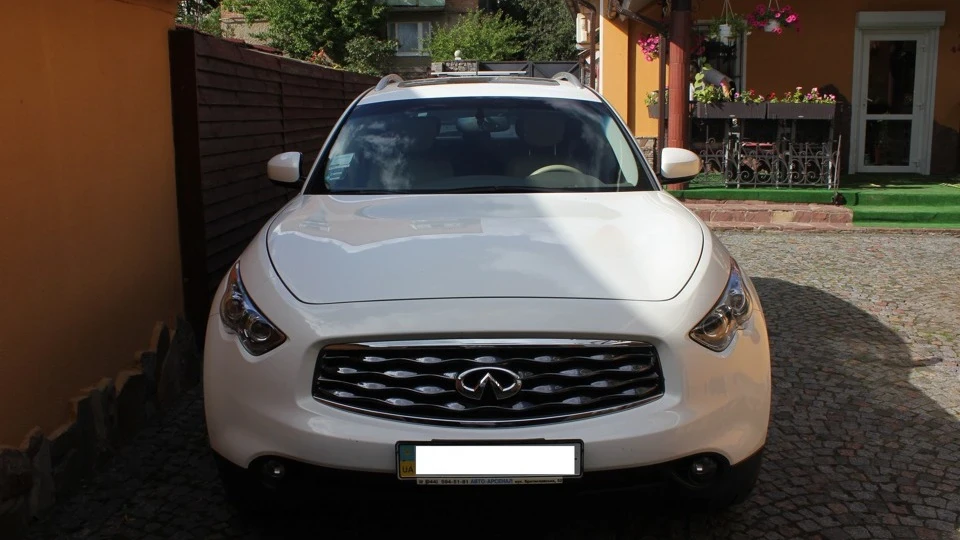 Infiniti FX Біла Чайка 2