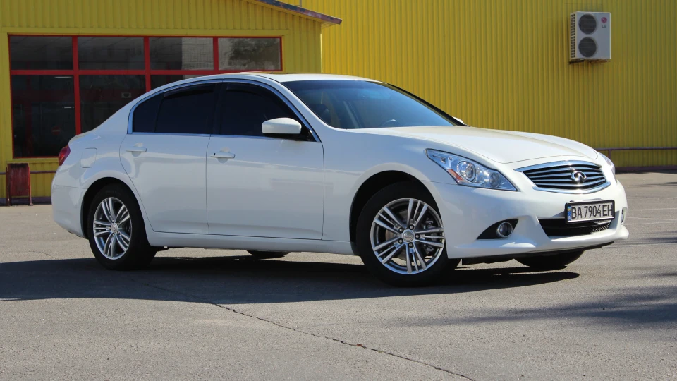 Infiniti G25 4