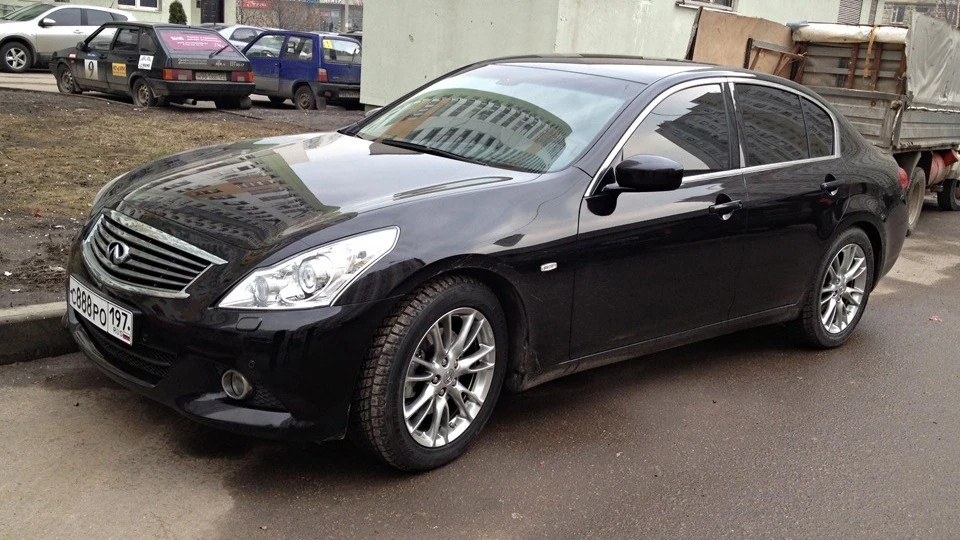 Infiniti G25 чорний металік 2