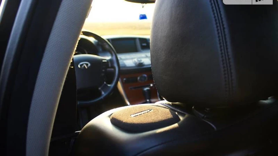 Infiniti M 5
