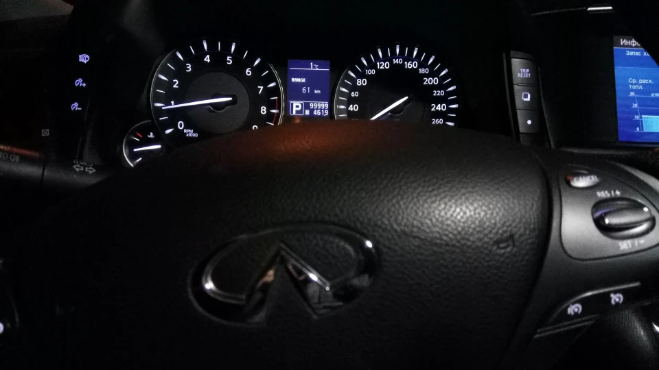 Infiniti M