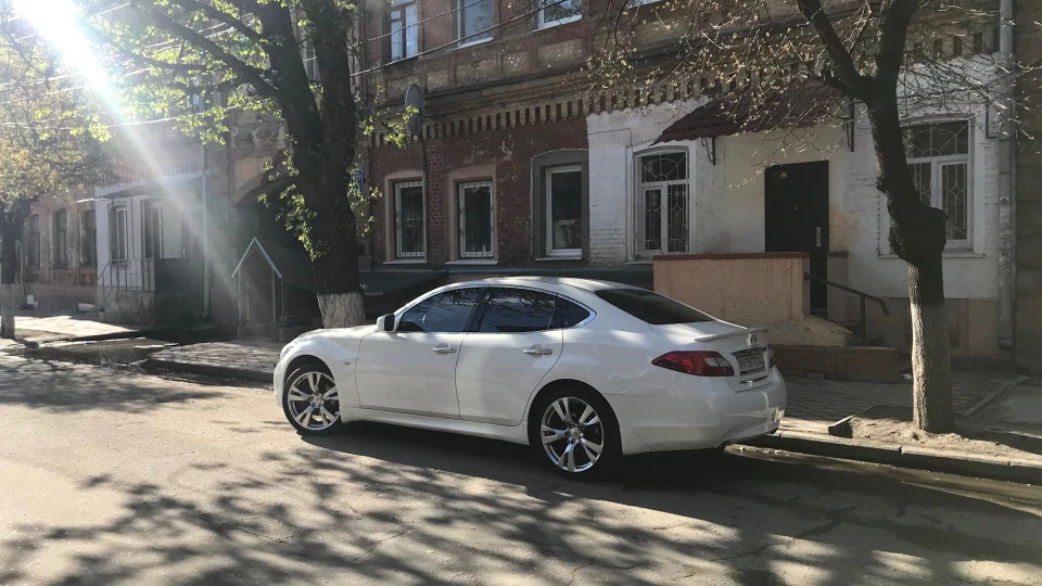 Infiniti M 37 x Rocket 2