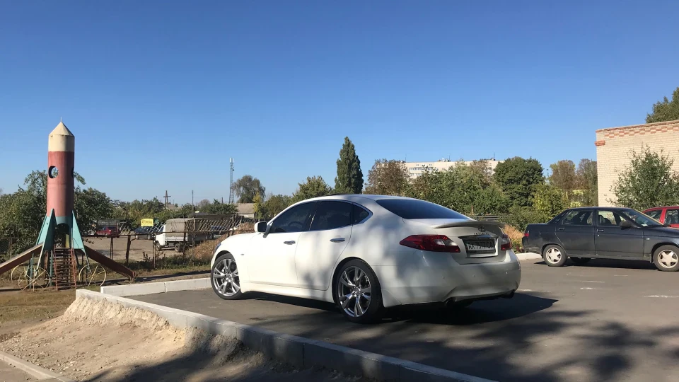 Infiniti M 37 x Rocket 3