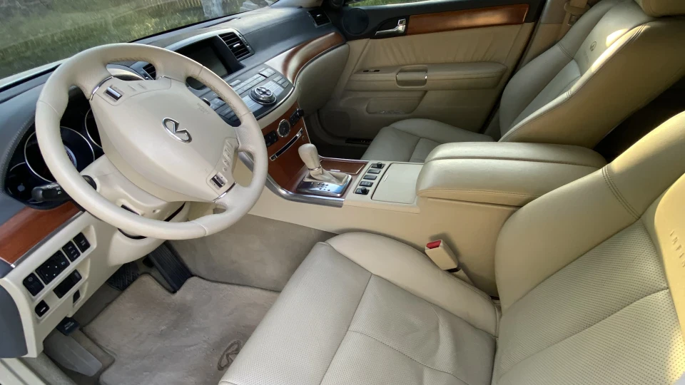 Infiniti M Білий 3,5 AWD 3