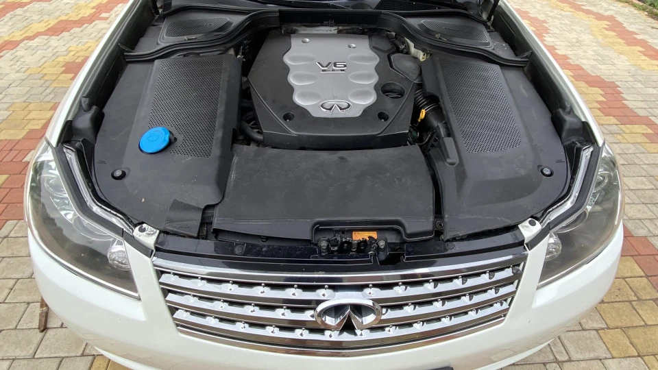 Infiniti M Білий 3,5 AWD 4