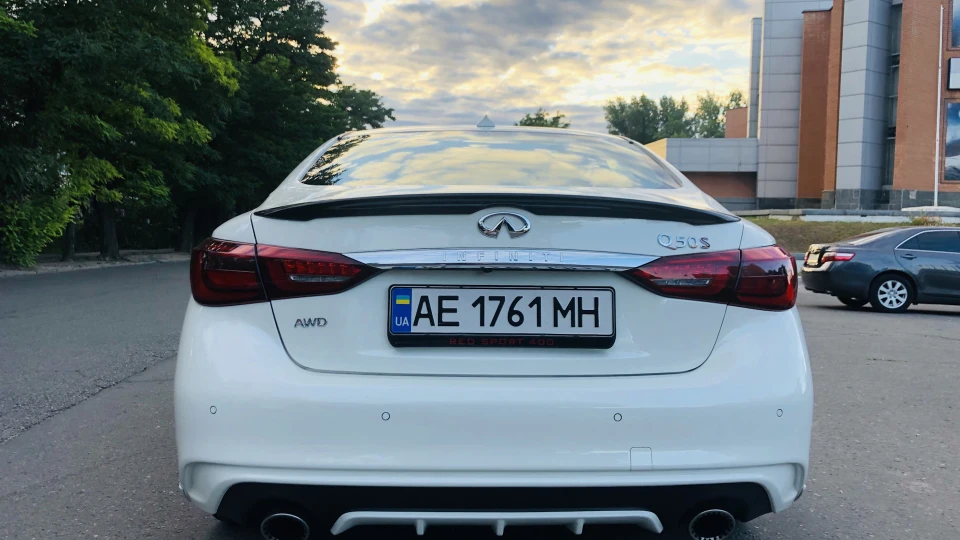 Infiniti Q50 RED SPORT 400 3