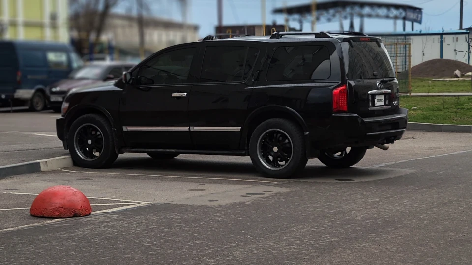 Infiniti QX56 3