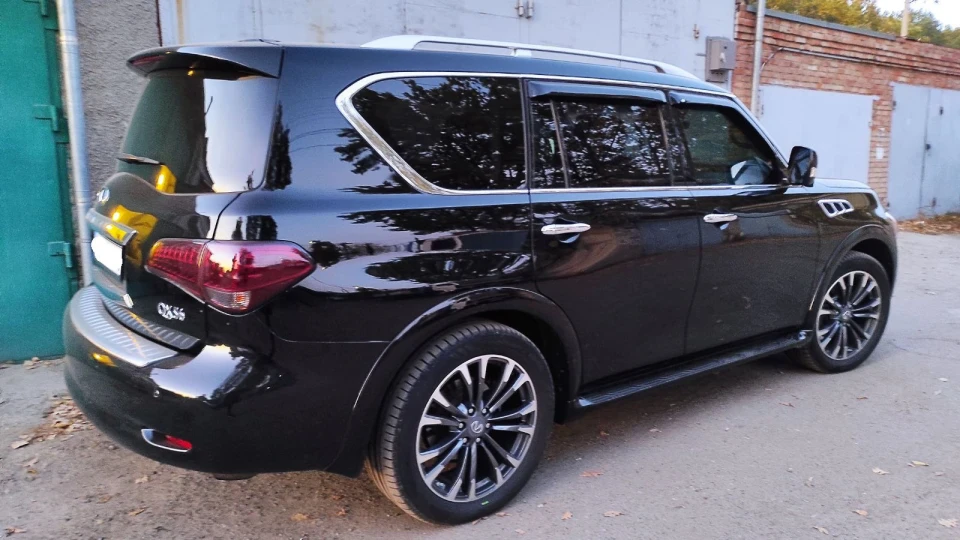 Infiniti QX56 BIG Black HIPPO