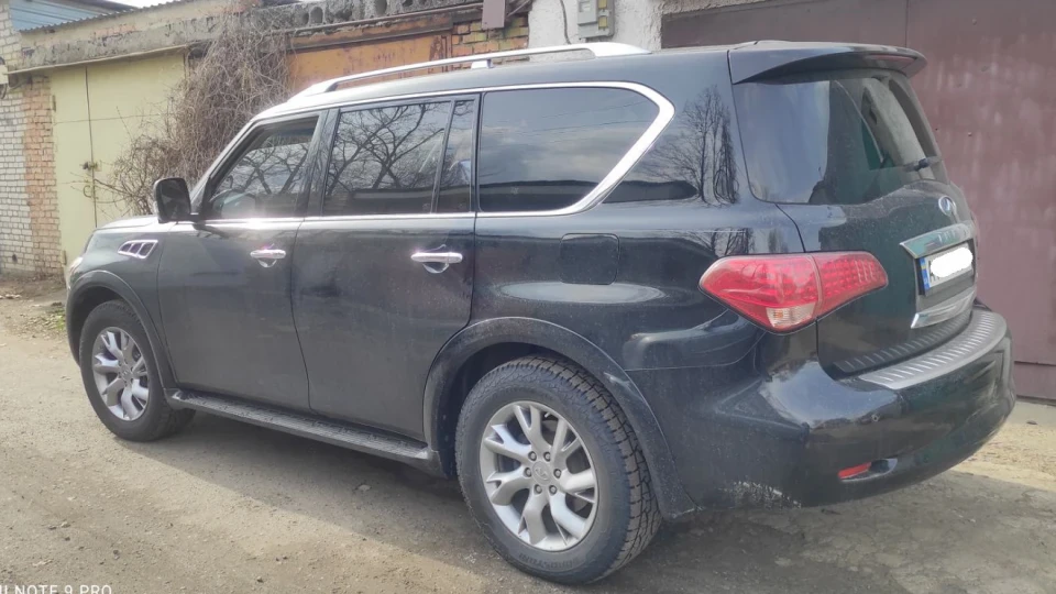 Infiniti QX56 BIG Black HIPPO 2