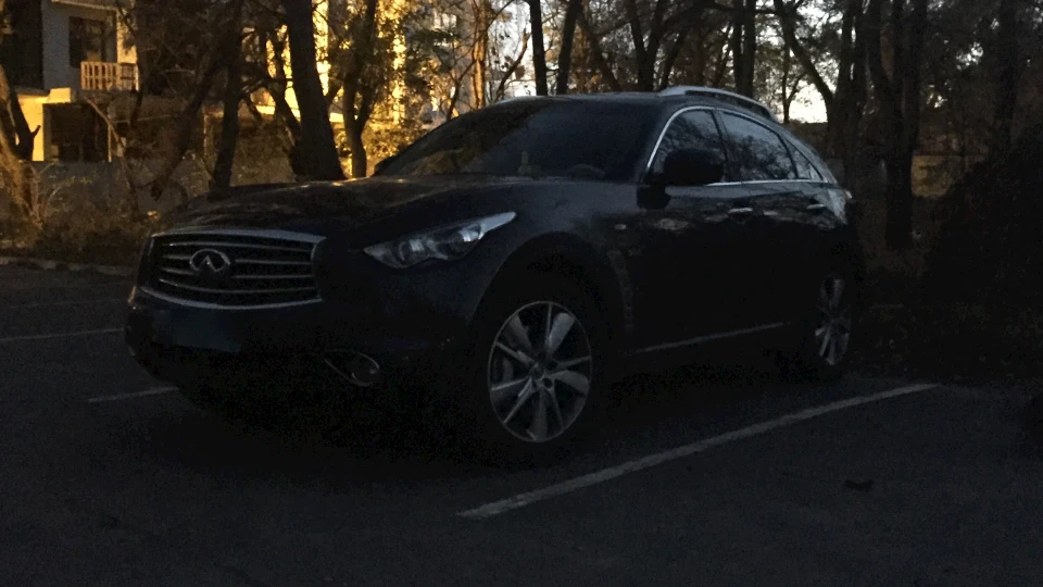 Infiniti QX70 4