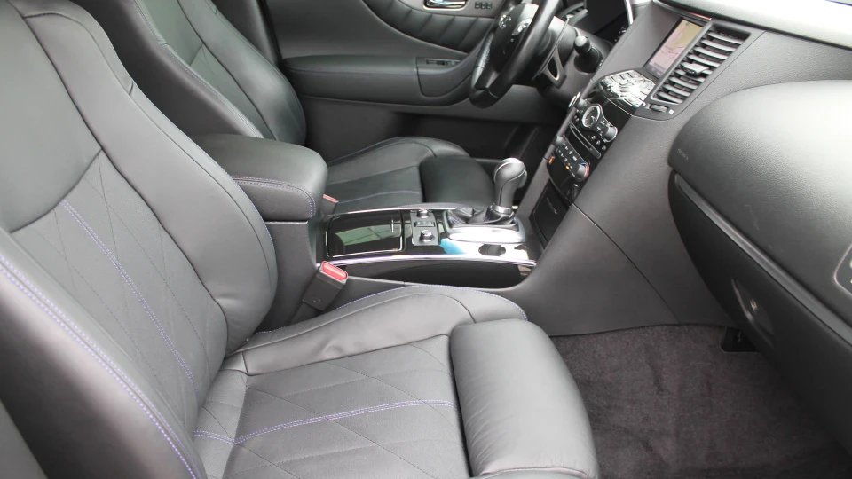 Infiniti QX70 4